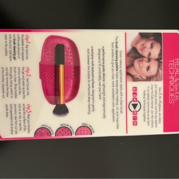Real Techniques Pink Exfoliating Tool - Picture 2 of 2